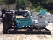 航天福湘牌东方红300KW发电机组送达客户现场,助力企业生产。