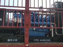 航天福湘牌-潍柴动力968配套900kw道依茨发电机,赶往用户现场,晚上连夜组织,卸货进场。